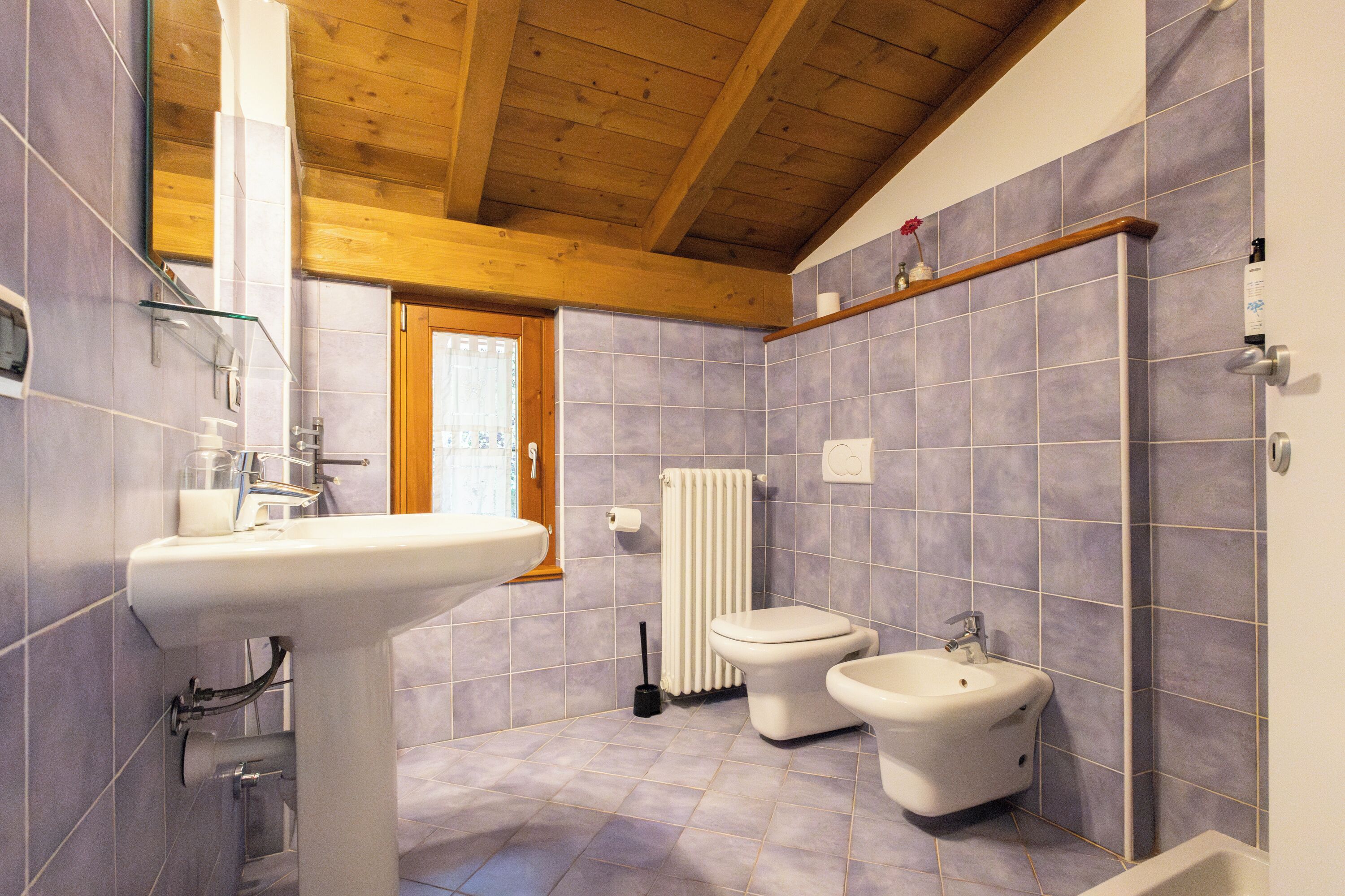 Douche, sèche-cheveux, bidet, serviettes fournies