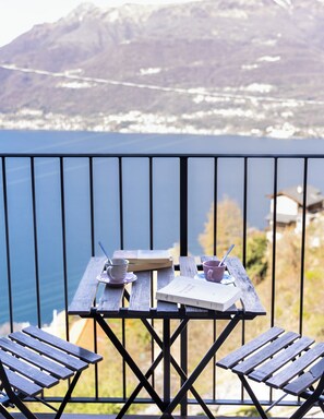 Outdoor dining - Apartment with incredible views on the Como lake (Bellano)
