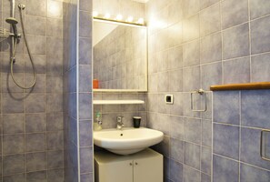 Dusch, hårtork, bidé och handdukar