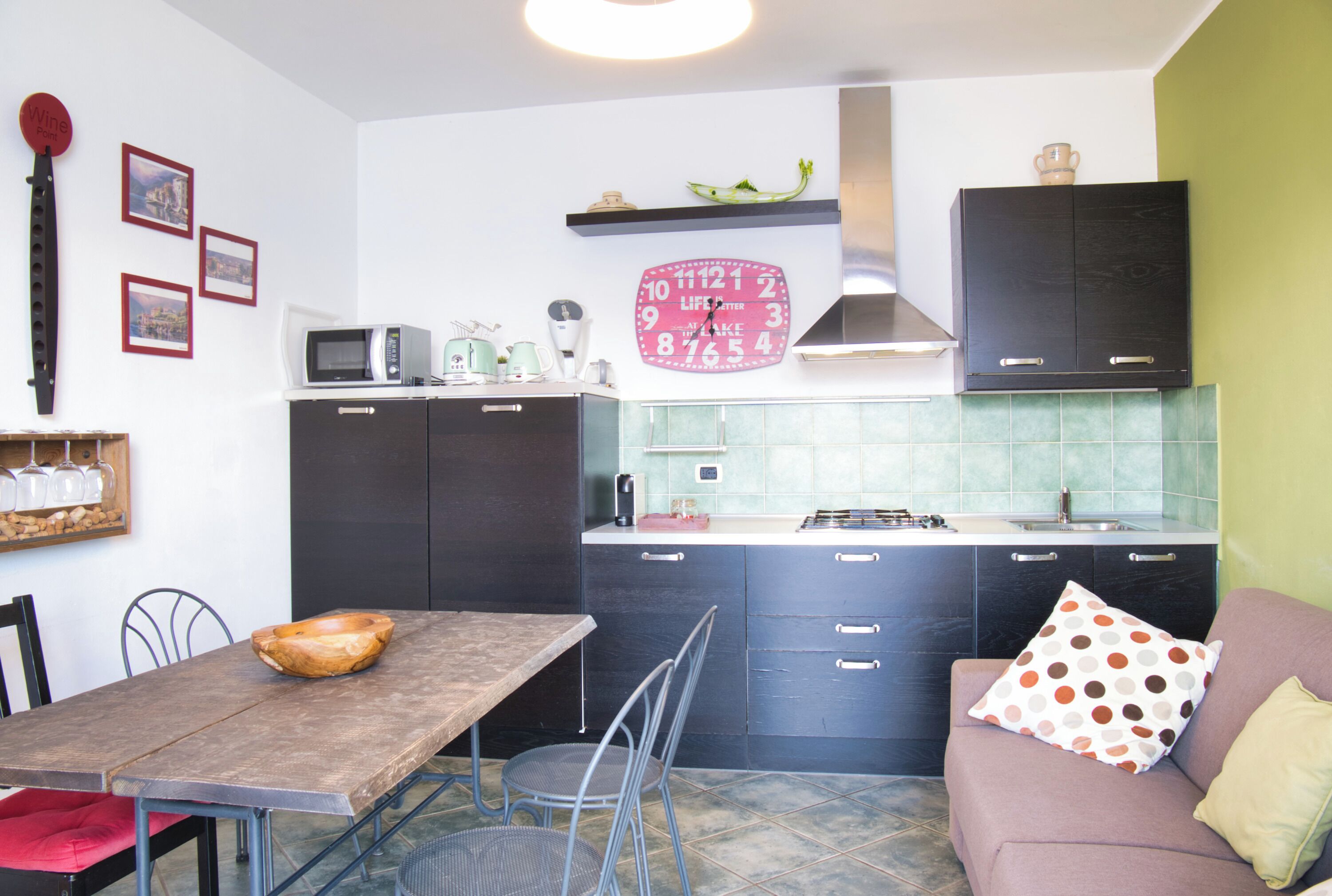 Kühlschrank, Mikrowelle, Herdplatte, Wasserkocher mit Kaffee-/Teezubehör