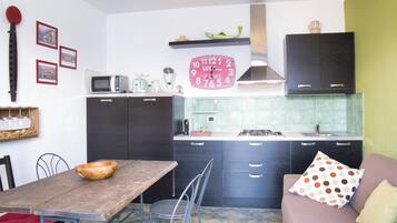 Kühlschrank, Mikrowelle, Herdplatte, Wasserkocher mit Kaffee-/Teezubehör