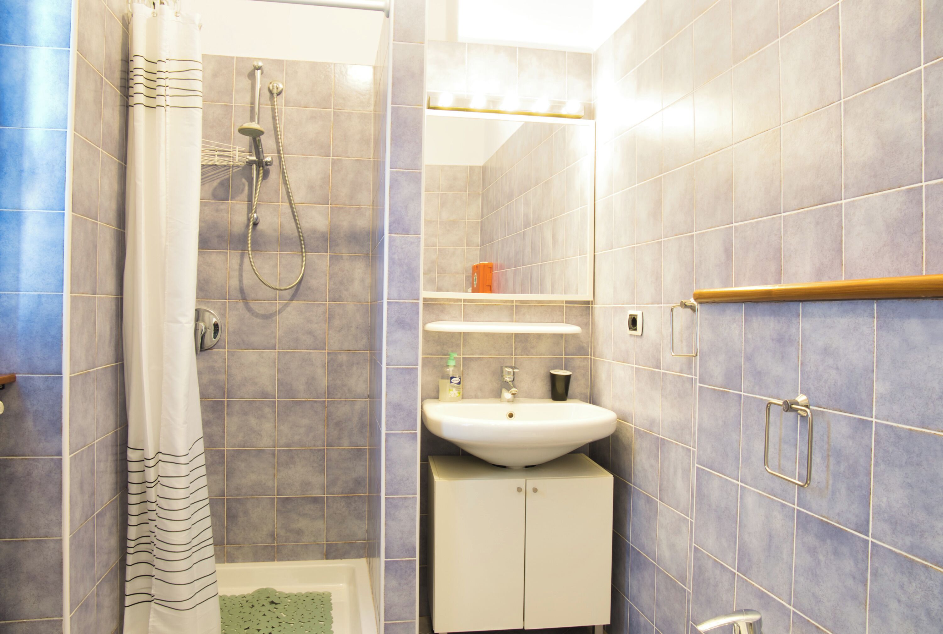 Douche, sèche-cheveux, bidet, serviettes fournies