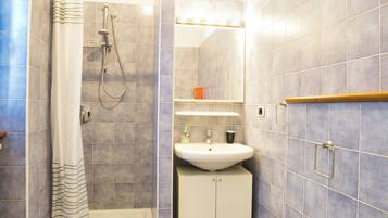 Douche, sĂšche-cheveux, bidet, serviettes fournies