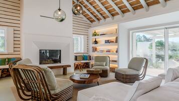 TV, lareira, mesa de pingue-pongue