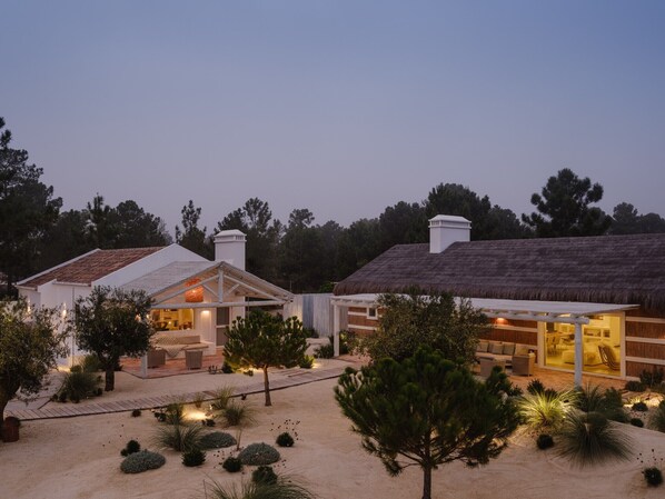 Exterior - Holiday Home with Multiple Separate Houses 'Comporta Bliss' and 20-Meter Saltwater Pool (Brejos da Carregueira de Baixo)
