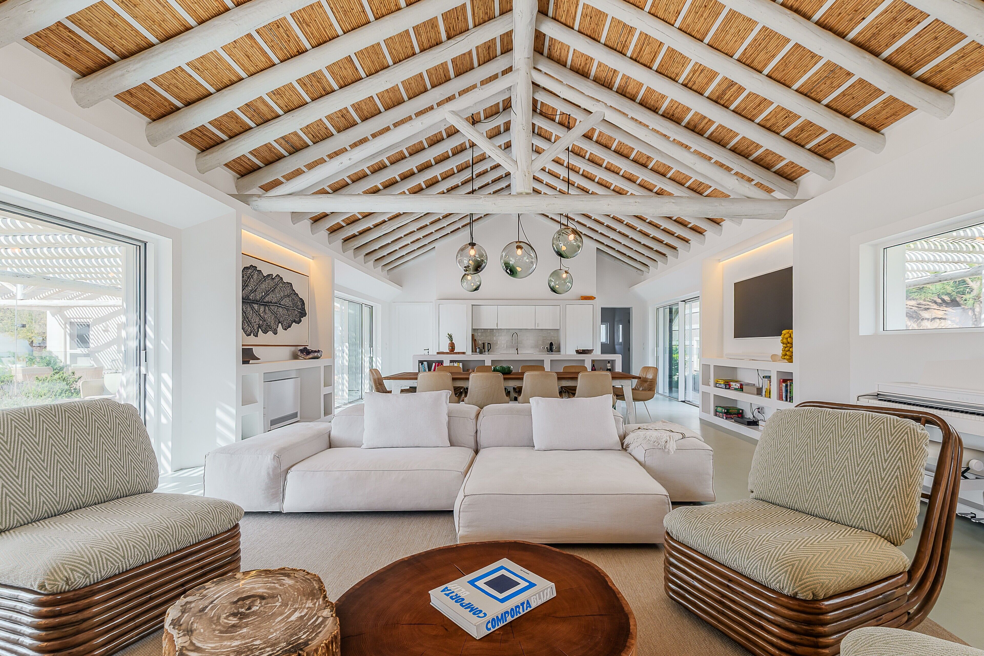 TV, lareira, mesa de pingue-pongue