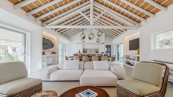 TV, lareira, mesa de pingue-pongue