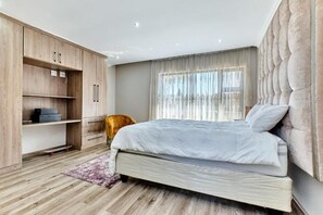 3 bedrooms, WiFi, bed sheets - Escape to Serenity (Fourways)