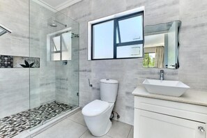 Shower, towels, soap, toilet paper - Escape to Serenity (Fourways)