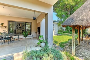 Outdoor dining - Escape to Serenity (Fourways)