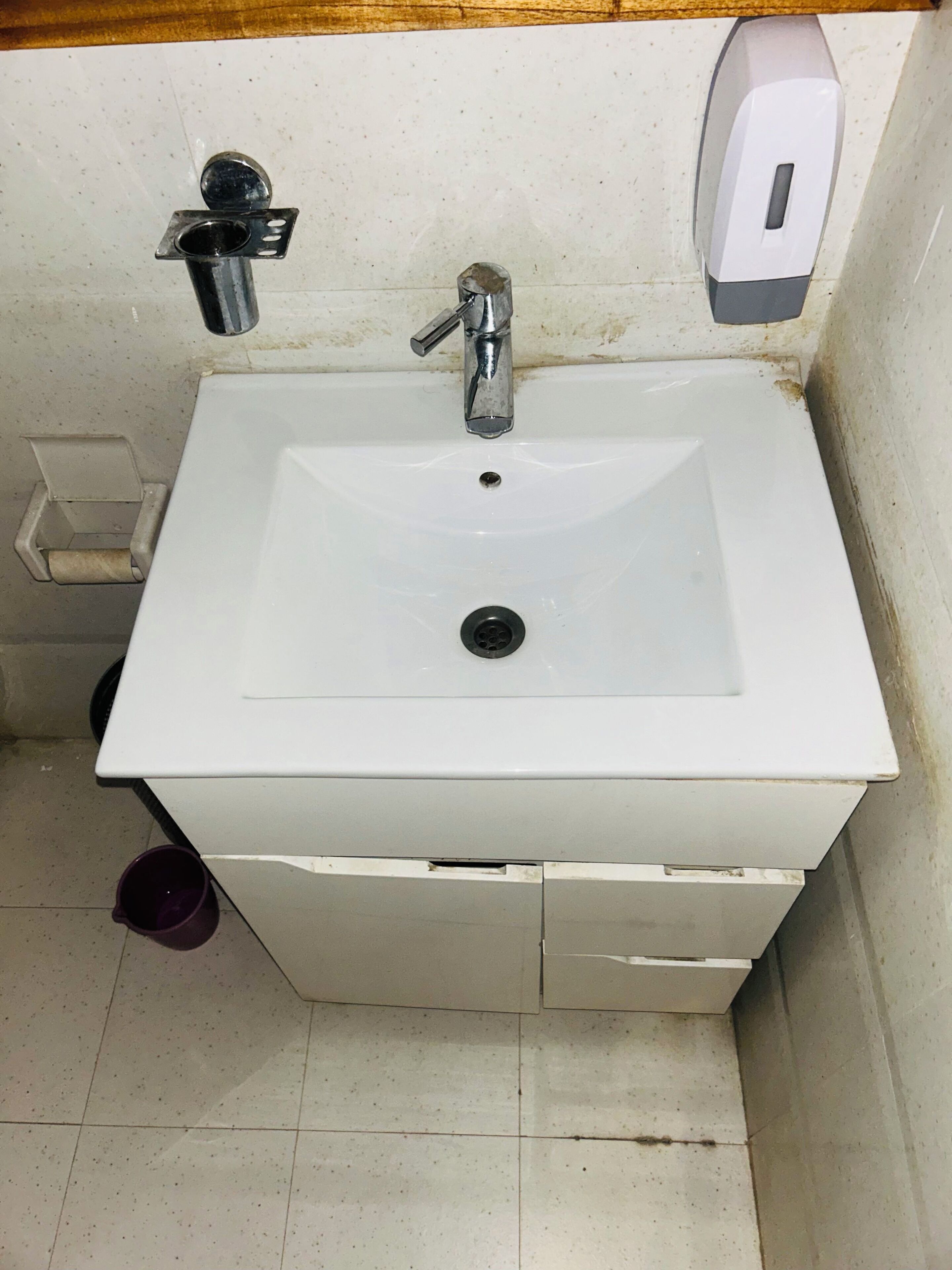 Bathroom sink