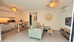 Smart TV, books - APARTMENT 2 MINUTES WALK FROM THE BEACH WITH LARGE 27M2 TERRACE-PARKING AREA (La Ciotat)