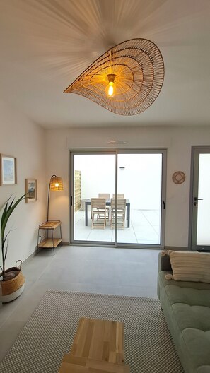 Smart TV, books - APARTMENT 2 MINUTES WALK FROM THE BEACH WITH LARGE 27M2 TERRACE-PARKING AREA (La Ciotat)