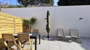 Outdoor dining - APARTMENT 2 MINUTES WALK FROM THE BEACH WITH LARGE 27M2 TERRACE-PARKING AREA (La Ciotat)