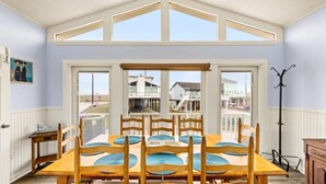 Dining - Coastal/Cozy- Steps to the sand and sea (Jamaica Beach)