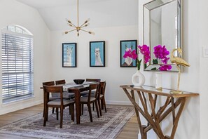 Dining - Casa Blanca Retreat - Swimming Pool & Jacuzzi (Allen)
