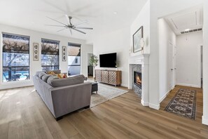 TV - Casa Blanca Retreat - Swimming Pool & Jacuzzi (Allen)