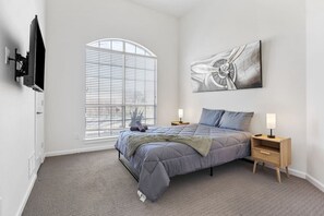 4 bedrooms, desk, iron/ironing board, WiFi - Casa Blanca Retreat - Swimming Pool & Jacuzzi (Allen)