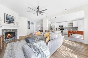 TV - Casa Blanca Retreat - Swimming Pool & Jacuzzi (Allen)