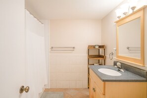Shower, toilet paper - Peaceful 3-bedroom lake house in Moneta perfect for relaxing family getaways. (Moneta)