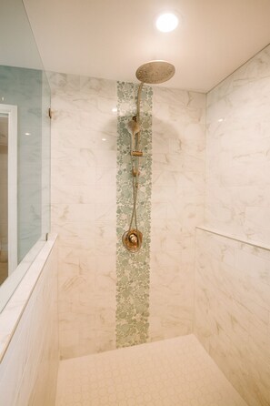 Shower, toilet paper - Peaceful 3-bedroom lake house in Moneta perfect for relaxing family getaways. (Moneta)
