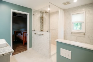 Shower, toilet paper - Peaceful 3-bedroom lake house in Moneta perfect for relaxing family getaways. (Moneta)