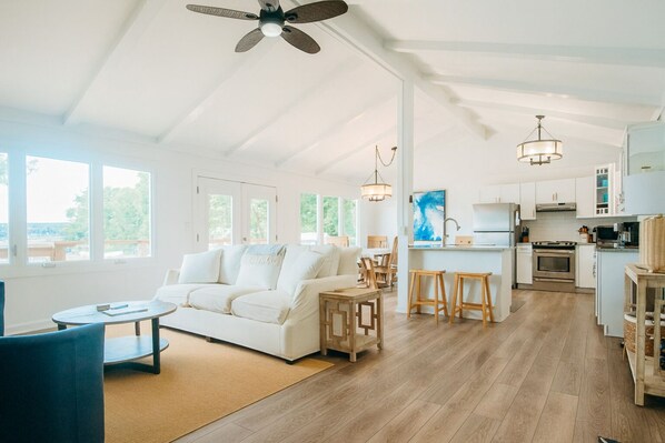 Smart TV, table football, books - Peaceful 3-bedroom lake house in Moneta perfect for relaxing family getaways. (Moneta)