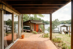 Terrace/patio - Peaceful 3-bedroom lake house in Moneta perfect for relaxing family getaways. (Moneta)