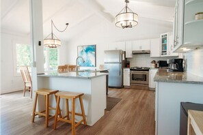 Coffee/tea maker, fridge, microwave, oven - Peaceful 3-bedroom lake house in Moneta perfect for relaxing family getaways. (Moneta)