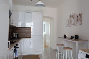 Fridge, microwave, oven, stovetop - Friendly apartment with balcony in the city center (Graz)