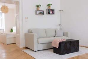 Smart TV, books - Friendly apartment with balcony in the city center (Graz)