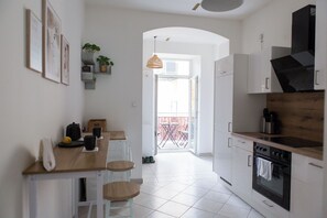 Frigorifero, microonde, forno, piano cottura