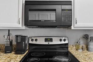 Fridge, microwave, oven, stovetop - 30% OFF Family Getaway-4 beds! AIR Hockey & Arcade (Plano)
