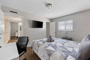 Desk, iron/ironing board, WiFi, bed sheets - 30% OFF Family Getaway-4 beds! AIR Hockey & Arcade (Plano)