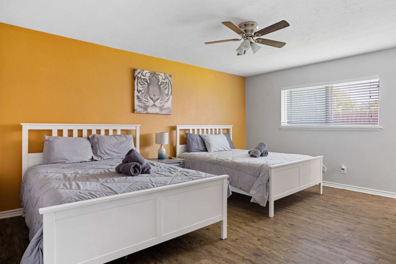 Escritorio, tabla de planchar con plancha, wifi y ropa de cama 