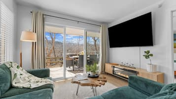 Superior-Suite, Nichtraucher, Haustiere nicht gestattet | Wohnzimmer | 65-Zoll-Smart-TV mit Digitalempfang, Kamin, Netflix