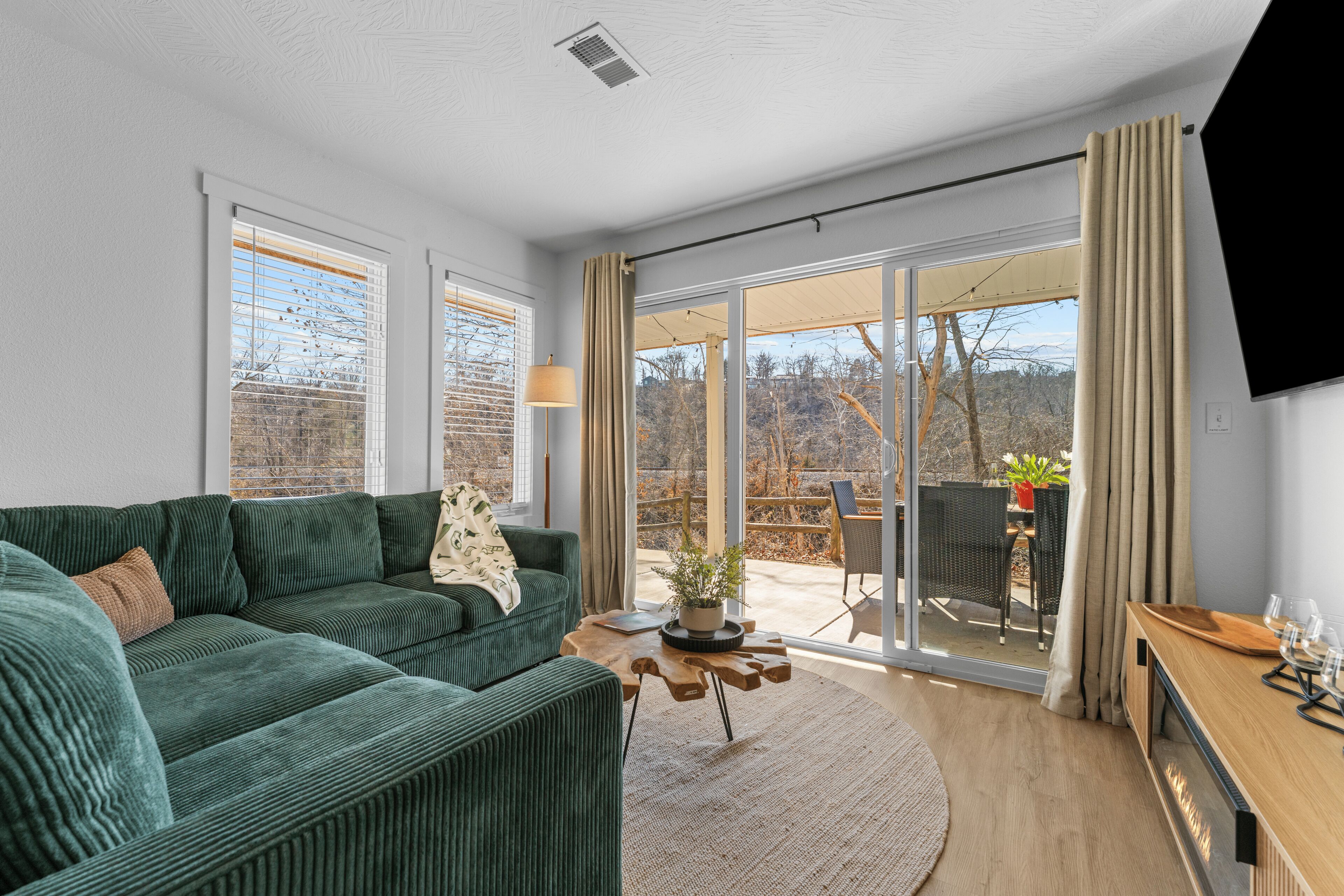 Superior-Suite, Nichtraucher, Haustiere nicht gestattet | Wohnbereich | 65-Zoll-Smart-TV mit Digitalempfang, Kamin, Netflix