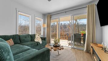 Superior-Suite, Nichtraucher, Haustiere nicht gestattet | Wohnbereich | 65-Zoll-Smart-TV mit Digitalempfang, Kamin, Netflix