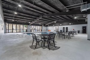 Una piscina techada, una piscina al aire libre de temporada