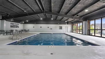 Una piscina techada, una piscina al aire libre de temporada