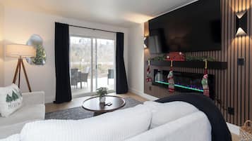 Smart TV de 65 pulgadas con canales digitales, chimenea y Netflix