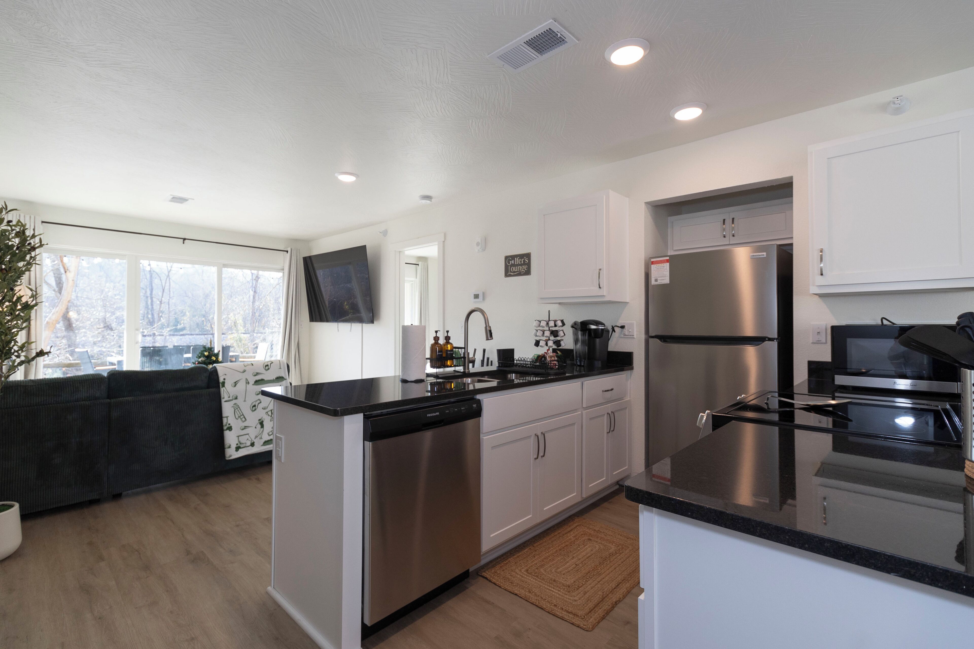 Superior Suite, Non Smoking, Pets not allowed | Private kitchen | Full-sized fridge, microwave, oven, dishwasher