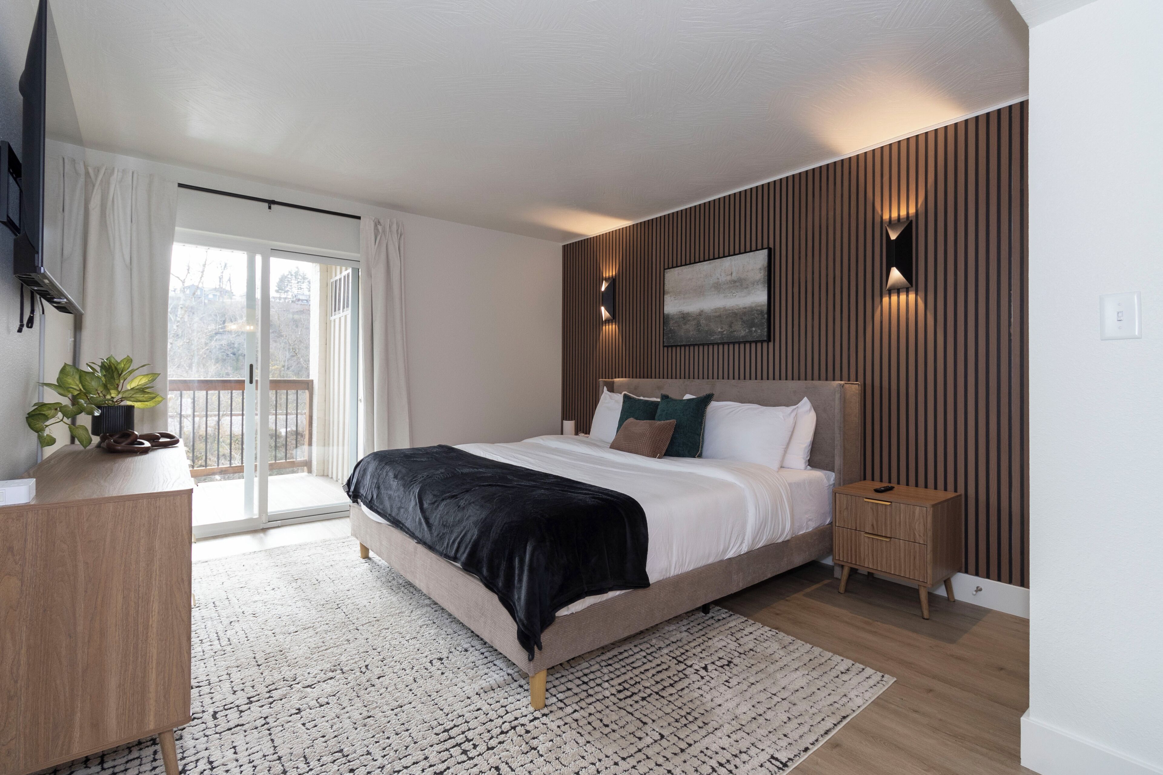 Premium Suite, Non Smoking, Balcony | Premium bedding, down duvets, memory-foam beds, in-room safe