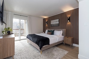 Premium Suite, Non Smoking, Balcony | Premium bedding, down comforters, memory foam beds, in-room safe - Roark Creek Resort (Branson)