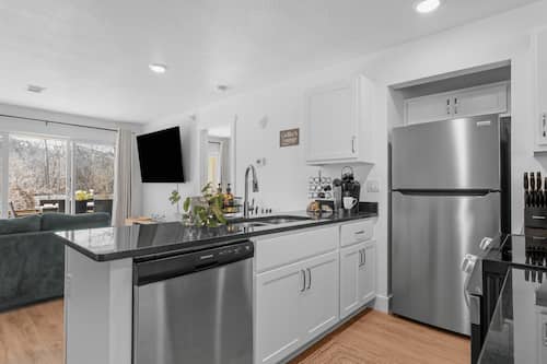 Superior Suite, Non Smoking, Pets Not Allowed | Private kitchen | Full-size fridge, microwave, oven, dishwasher