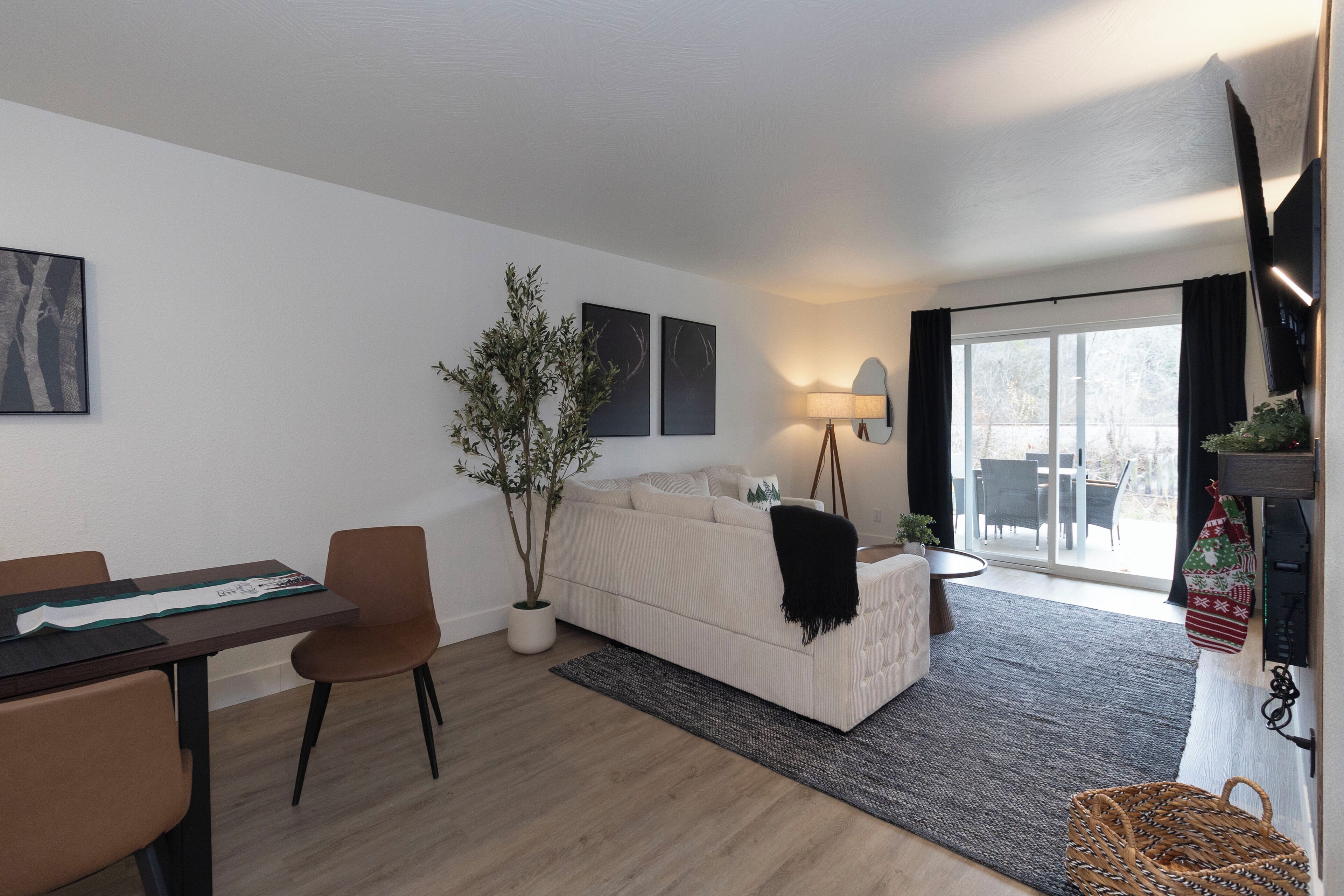 Smart TV de 65 pulgadas con canales digitales, chimenea y Netflix 