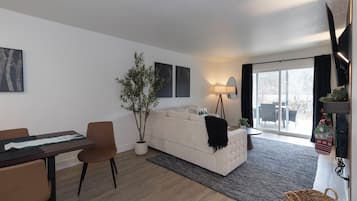 Smart TV de 65 pulgadas con canales digitales, chimenea y Netflix