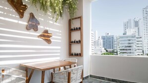 Outdoor dining - w* | Elegant Loft w/ Balcony in Bocagrande (Cartagena de Indias)