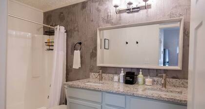 Calming Terracotta Chateau - 2Bed 1Bath South Knox