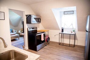 Een koelkast, een magnetron, een oven, een kookplaat